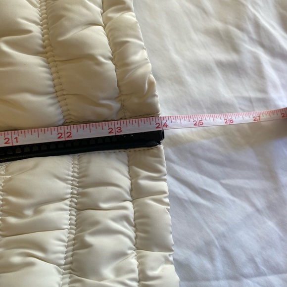 Woman’s puffy vest size Med.  Like New Condition - Picture 9 of 10